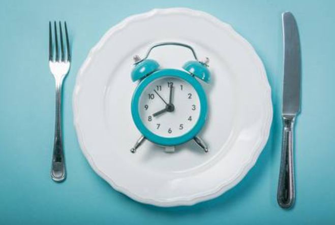 O que emagrece mais: jejum intermitente ou dieta com restrição de calorias?