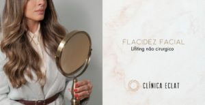 Mulher se olhando no espelho de mão focando no pescoço, ao lado de texto sobre flacidez e lifting.